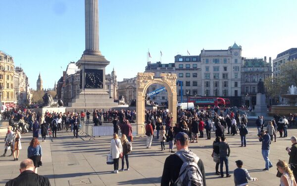 Arco de Triunfo de Palmiera montado en la Plaza de Trafalgar en Londres, 2016 - Sputnik Mundo