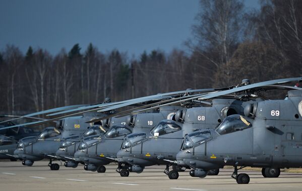 En la región de Moscú tomó lugar el ensayo del componente aéreo del Desfile de la Victoria. En el ensayo participaron alrededor de cien helicópteros y aviones. - Sputnik Mundo
