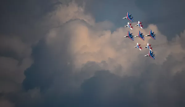 De acuerdo con la tradición, las escuadrillas acrobáticas “Rúskiye Vítiazi” y “Strizhí” participarán en el desfile. Mostrarán el famoso “diamante de Kúbinka” de nueve aeronaves Su-27 y MiG-29. De acuerdo con la tradición, las escuadrillas acrobáticas “Rúskiye Vítiazi” y “Strizhí” participarán en el desfile. Mostrarán el famoso “diamante de Kúbinka” de nueve aeronaves Su-27 y MiG-29. - Sputnik Mundo