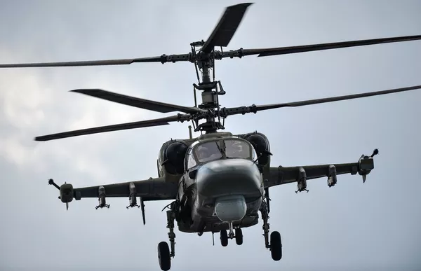El helicóptero de ataque Ka-52 “Alligator” durante el ensayo conjunto de los grupos aéreos para el desfile del Día de la Victoria en la base aérea “Kúbinka”, en la región de Moscú. El helicóptero de ataque Ka-52 “Alligator” durante el ensayo conjunto de los grupos aéreos para el desfile del Día de la Victoria en la base aérea “Kúbinka”, en la región de Moscú. - Sputnik Mundo