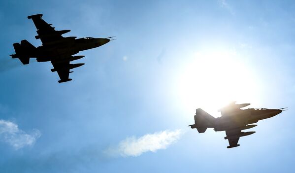 En el día de la Victoria también volarán los aviones Su-24, Su-25, Su-27, Su-34, MiG-29, MiG-31, An-124-100, Il-78, Tu-22M3, Tu-95, Tu-160, Su-35C y helicópteros Mi-8, Mi-26, Mi-28N, Mi-35, Ka-52 a 150-400 metros de altura. - Sputnik Mundo