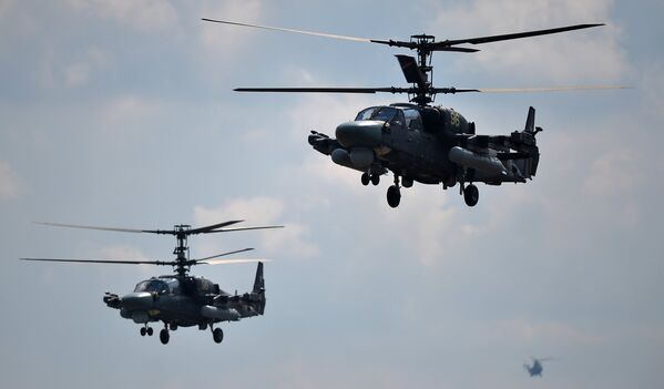 Los helicópteros de ataque Ka-52 “Alligator” durante  el ensayo conjunto de los grupos aéreos para el desfile del Día de la Victoria en la base aérea “Kúbinka”, en la región de Moscú. - Sputnik Mundo