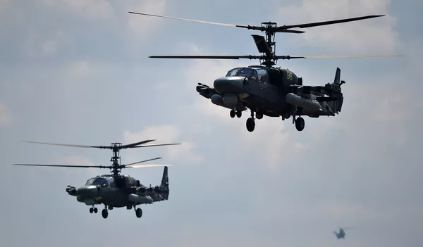 Los helicópteros de ataque Ka-52 “Alligator” durante el ensayo conjunto de los grupos aéreos para el desfile del Día de la Victoria en la base aérea “Kúbinka”, en la región de Moscú. Los helicópteros de ataque Ka-52 “Alligator” durante el ensayo conjunto de los grupos aéreos para el desfile del Día de la Victoria en la base aérea “Kúbinka”, en la región de Moscú. - Sputnik Mundo