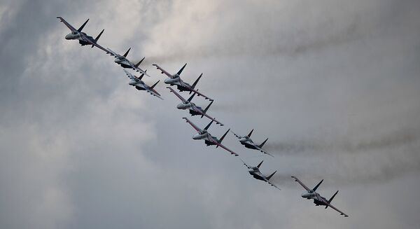El grupo de pilotaje “Rúskiye Vítiazi” y Strizhi” durante el ensayo conjunto de los grupos aéreos para el desfile del Día de la Victoria en la base aérea “Kúbinka”, en la región de Moscú. - Sputnik Mundo
