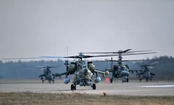 Los helicópteros en la pista de aterrizaje durante el ensayo conjunto de los grupos aéreos para el desfile del Día de la Victoria en la base aérea “Kúbinka”, en la región de Moscú. Los helicópteros en la pista de aterrizaje durante el ensayo conjunto de los grupos aéreos para el desfile del Día de la Victoria en la base aérea “Kúbinka”, en la región de Moscú. - Sputnik Mundo