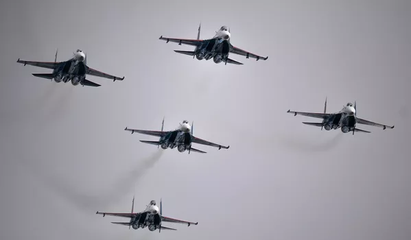 La escuadrilla acrobática “Rúskiye Vítiazi” durante el ensayo conjunto de los grupos aéreos para el desfile del Día de la Victoria en la base aérea “Kúbinka”, en la región de Moscú. La escuadrilla acrobática “Rúskiye Vítiazi” durante el ensayo conjunto de los grupos aéreos para el desfile del Día de la Victoria en la base aérea “Kúbinka”, en la región de Moscú. - Sputnik Mundo