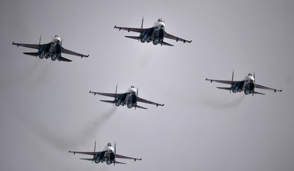 La escuadrilla acrobática “Rúskiye Vítiazi” durante el ensayo conjunto de los grupos aéreos para el desfile del Día de la Victoria en la base aérea “Kúbinka”, en la región de Moscú. - Sputnik Mundo