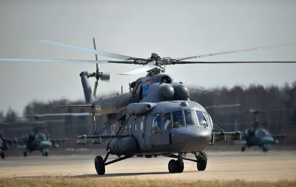 El helicóptero Mi-8AMTSH durante el ensayo conjunto de los grupos aéreos para el desfile del Día de la Victoria en la base aérea “Kúbinka”, en la región de Moscú. El helicóptero Mi-8AMTSH durante el ensayo conjunto de los grupos aéreos para el desfile del Día de la Victoria en la base aérea “Kúbinka”, en la región de Moscú. - Sputnik Mundo
