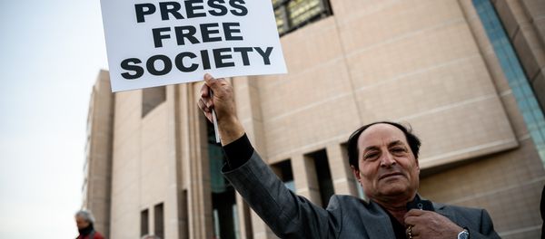 Manifestación en Estambul el 1 de abril de 2016. El cartel: Prensa Libre Sociedad Libre - Sputnik Mundo
