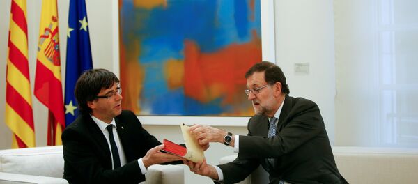 Carles Puigdemont, presidente de Cataluña, y Mariano Rajoy, presidente del Gobierno español Carles Puigdemont, presidente de Cataluña, y Mariano Rajoy, presidente del Gobierno español - Sputnik Mundo