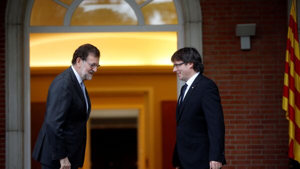 Spanish acting Prime Minister Mariano Rajoy (L) and Catalan President Carles Puigdemont react after posing for the media at the Moncloa Palace in Madrid, Spain, April 20, 2016. - Sputnik Mundo