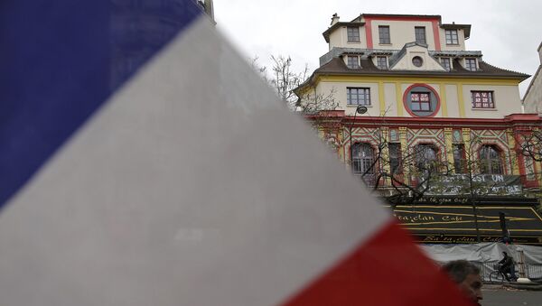 La bandera de Francia en frente del teatro Bataclán - Sputnik Mundo