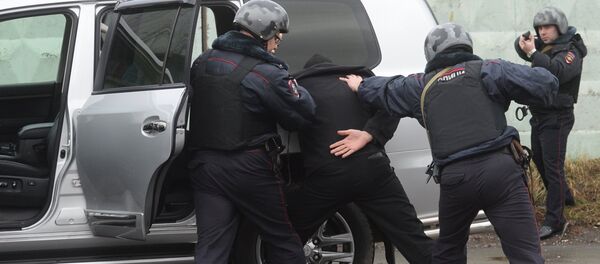 Los policías rusos se entrenan contra el robo de automóviles (archivo) - Sputnik Mundo