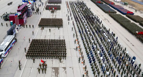 Los militares rusos continúan con los ensayos para el desfile del Día de la Victoria - Sputnik Mundo