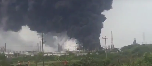 Explosión en una planta petrolera en México que deja 13 muertos - Sputnik Mundo