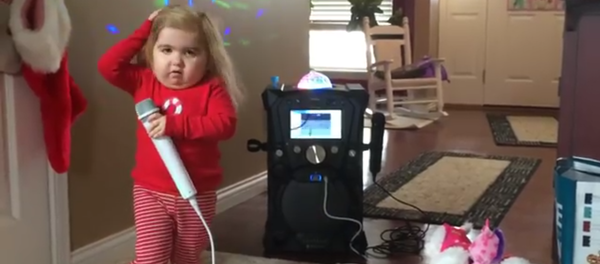 Audrey Nethery, cantando karaoke - Sputnik Mundo