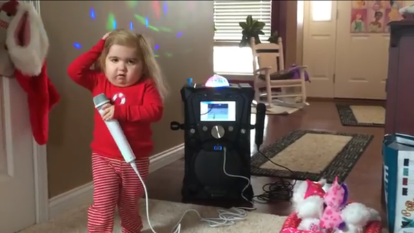 Audrey Nethery, cantando karaoke - Sputnik Mundo