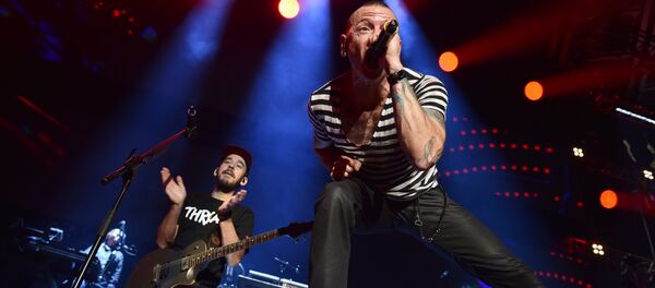 Mike Shinoda y Chester Bennington, vocalistas de la banda Linkin Park - Sputnik Mundo