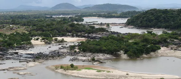 El río Orinoco cerca al aeropuerto de Puerto Ayacucho, Venezuela. El río Orinoco cerca al aeropuerto de Puerto Ayacucho, Venezuela. - Sputnik Mundo