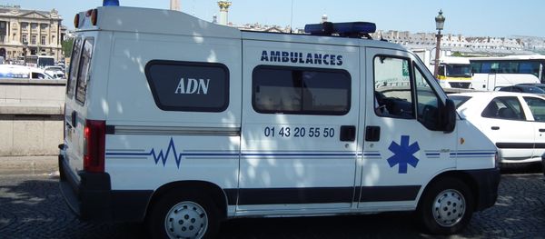 Vehículo de ambulancia en Francia (archivo) - Sputnik Mundo
