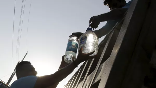 Donaciones de agua pura en la localidad ecuatoriana de Manta tras el terremoto - Sputnik Mundo