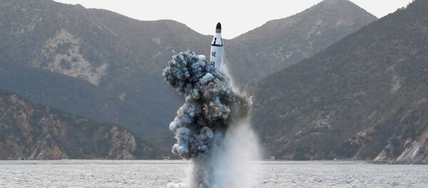 Lanzamiento de un misil desde un submarino por Pyongyang (Archivo) Lanzamiento de un misil desde un submarino por Pyongyang (Archivo) - Sputnik Mundo