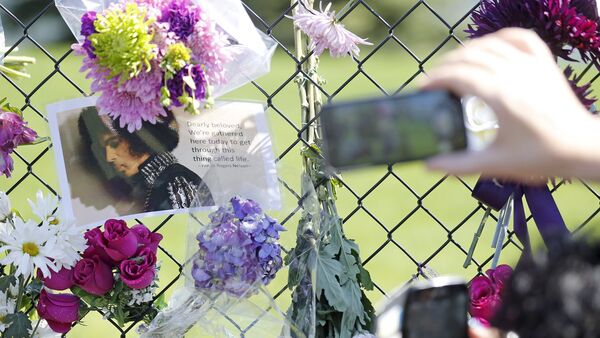 Memorial improvisado en homenaje al ícono del pop Prince en Minnesota - Sputnik Mundo