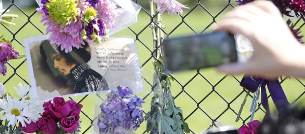 Memorial improvisado en homenaje al ícono del pop Prince en Minnesota - Sputnik Mundo
