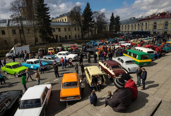 Los coches de época invaden las calles de San Petersburgo - Sputnik Mundo