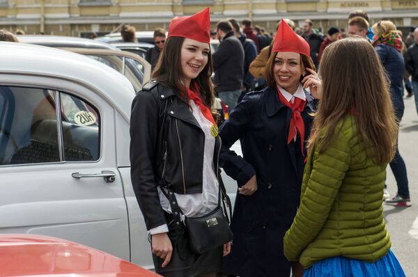 Los coches de época invaden las calles de San Petersburgo - Sputnik Mundo