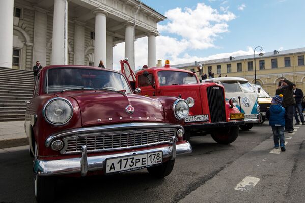 Los coches de época invaden las calles de San Petersburgo - Sputnik Mundo