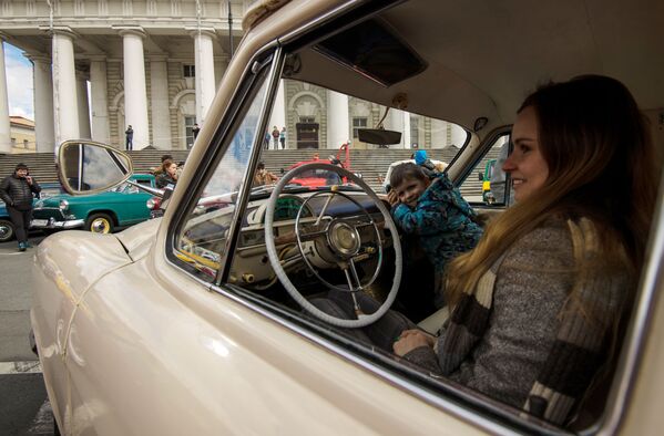 Los coches de época invaden las calles de San Petersburgo - Sputnik Mundo