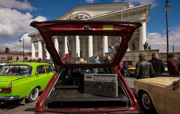 Los coches de época invaden las calles de San Petersburgo - Sputnik Mundo