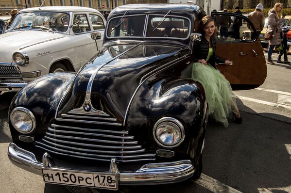 Los coches de época invaden las calles de San Petersburgo - Sputnik Mundo