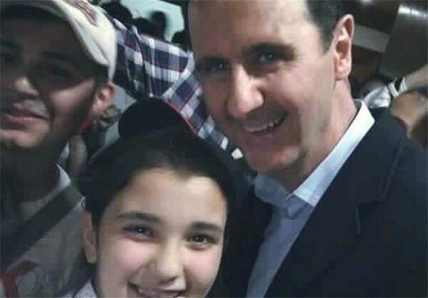 Una niña siria se hace un selfie con Bashar Asad - Sputnik Mundo