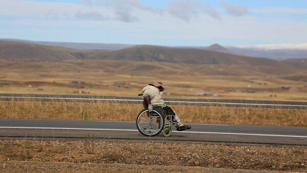 Participante de la protesta - Sputnik Mundo