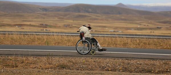 Participante de la protesta - Sputnik Mundo