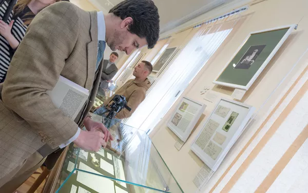 Visitante de la exposición 'León Tolstói y el mundo hispanohablante' Visitante de la exposición 'León Tolstói y el mundo hispanohablante' - Sputnik Mundo
