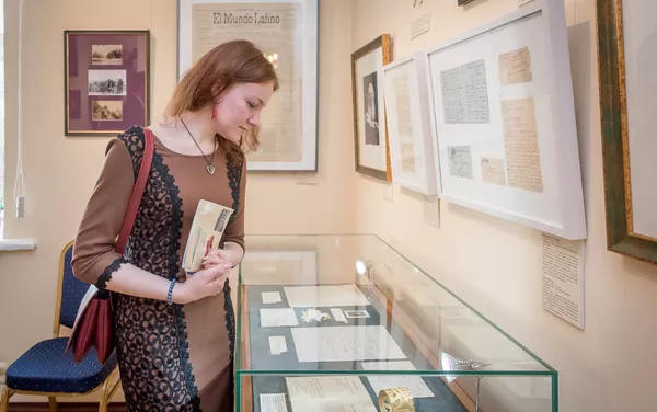 Visitante de la exposición 'León Tolstói y el mundo hispanohablante' Visitante de la exposición 'León Tolstói y el mundo hispanohablante' - Sputnik Mundo