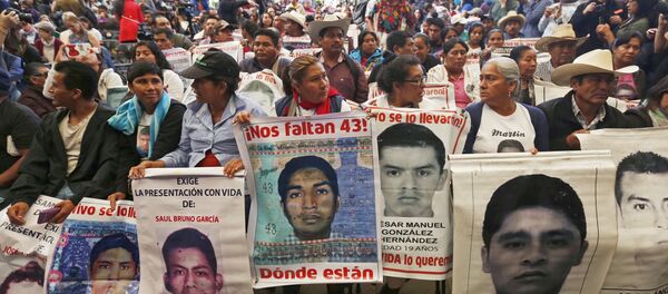Familiares de los 43 estudiantes desaparecidos - Sputnik Mundo