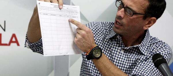 Henrique Capriles muestra la planilla para recolectar las firmas por el referendo contra Maduro - Sputnik Mundo