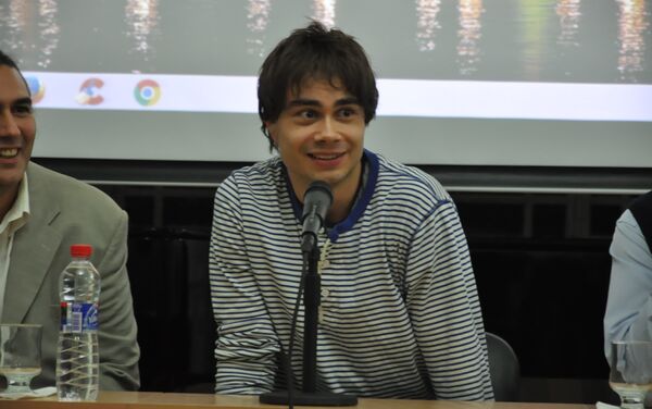 Alexander Rybak, cantante y violinista bielorruso, durante la rueda de prensa en Buenos Aires - Sputnik Mundo