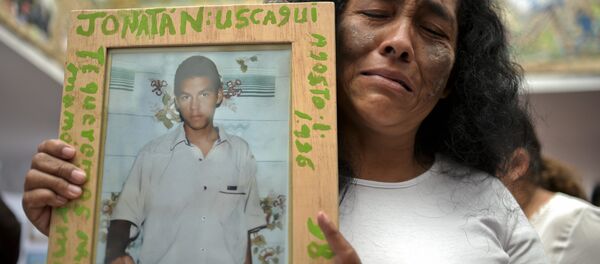 Una mujer con la foto de su hijo, desaparecido en el masacre de Trujillo por grupos paramilitares - Sputnik Mundo