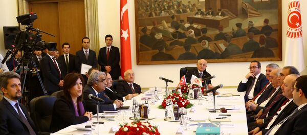 El parlamento turco durante la discusión de nuevo borrador de la Constitución - Sputnik Mundo