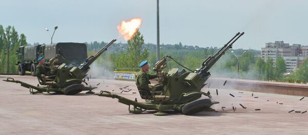 Soldados disparan el cañón automático antiaéreo ZU-23 (Archivo) - Sputnik Mundo