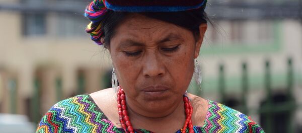 Familiares de una de las victimas de las masacres cometidas en los años 80 - Sputnik Mundo