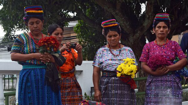 Familiares de una de las victimas de los masacres del pueblo maya cometido en los años 80 - Sputnik Mundo