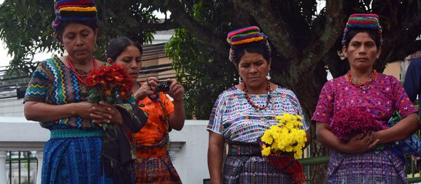 Familiares de una de las victimas de los masacres del pueblo maya cometido en los años 80 - Sputnik Mundo