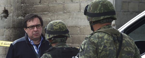 Tomás Zerón (izda.), jefe de la Agencia de Investigación Criminal federal - Sputnik Mundo