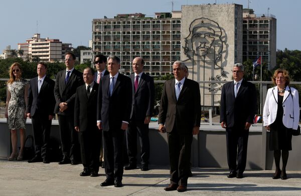 Canciller de Gran Bretaña, Philip Hammond, durante una ceremonia en memoria de José Martí en la Plaza de la Revolución en La Habana. Canciller de Gran Bretaña, Philip Hammond, durante una ceremonia en memoria de José Martí en la Plaza de la Revolución en La Habana. - Sputnik Mundo